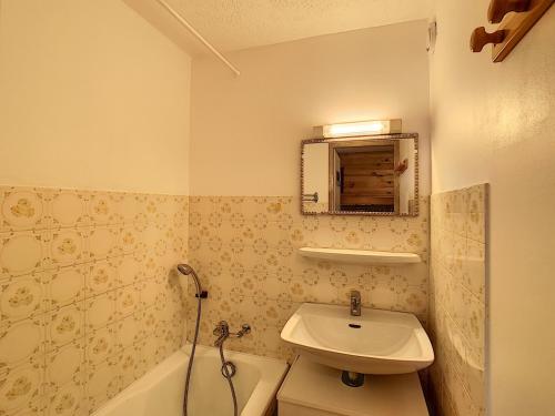 uma casa de banho com um lavatório, um WC e um espelho. em Studio Combloux, 1 pièce, 4 personnes - FR-1-560-70 em Combloux