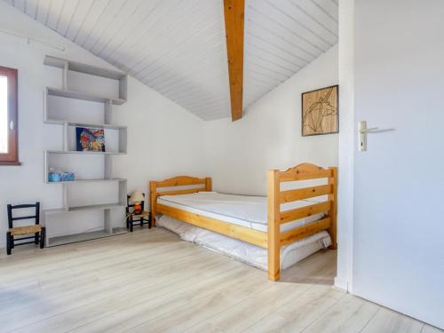 um quarto com 2 beliches num quarto em Maison Sanguinet, 3 pièces, 5 personnes - FR-1-521-169 em Sanguinet