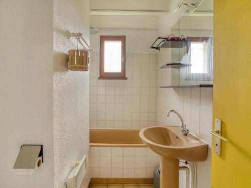 y baño con lavabo y bañera. en Maison Sanguinet, 3 pièces, 5 personnes - FR-1-521-169, en Sanguinet