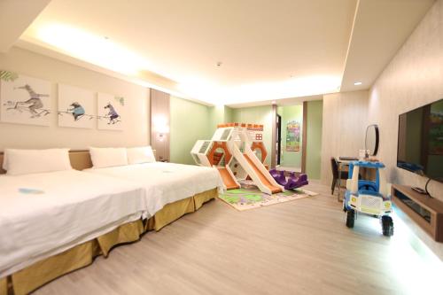 TV a/nebo společenská místnost v ubytování Grand Earl Hotel