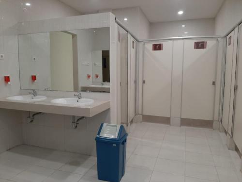 Bilik mandi di Miko Rooms & Capsules hotel