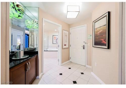 un ampio bagno con lavandino e specchio di Private Studio - No Resort Fee - The Signature at MGM Grand Tower B a Las Vegas