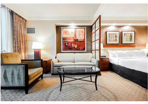 拉斯維加斯的住宿－Private Studio - No Resort Fee - The Signature at MGM Grand Tower B，酒店客房配有床、沙发和桌子。