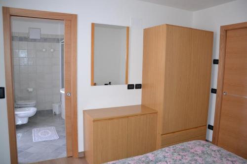 łazienka z drewnianą szafką i toaletą w obiekcie Casa Olivati w mieście Pellizzano