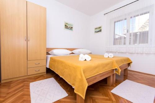 Tempat tidur dalam kamar di Apartment Anka - with free parking