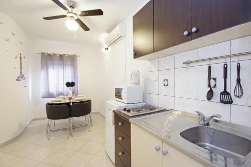 cocina con fregadero y encimera en Apartments Ines - central with free parking, en Betina