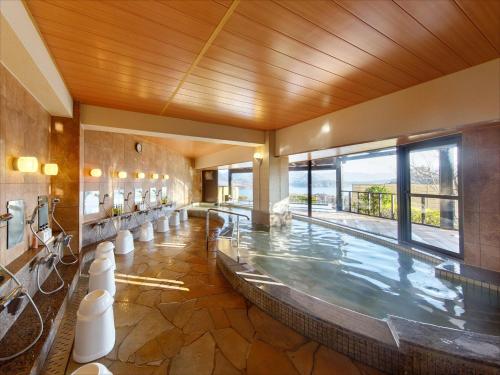 uma piscina num quarto de hotel com piscina em Hagi Kanko Hotel em Hagi