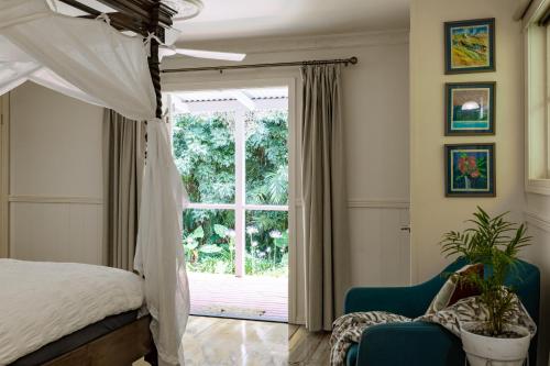 坦柏林山的住宿－Romantic Cottage, Tamborine Mountain，一间卧室设有一张床和一个窗口