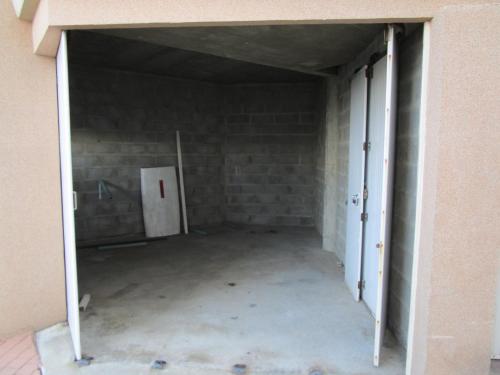 une pièce vide avec un mur en briques dans l'établissement Studio face mer avec garage et proche centre ville, plage, commerces - FR-1-197-486, à Les Sables-dʼOlonne