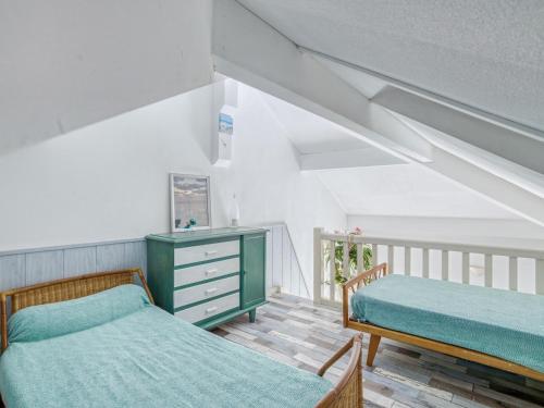 En eller flere senge i et værelse på Maison T2 avec Mezzanine pour 5 pers, Proche Océan, Centre et Activités - FR-1-521-153