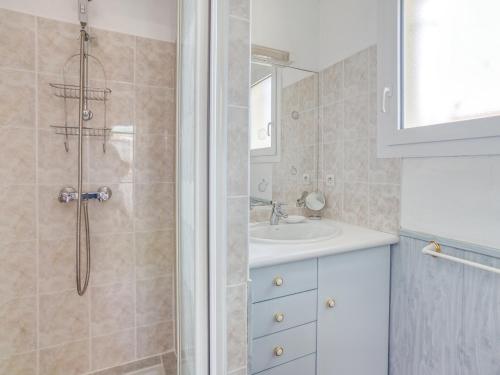 Et badeværelse på Maison T2 avec Mezzanine pour 5 pers, Proche Océan, Centre et Activités - FR-1-521-153