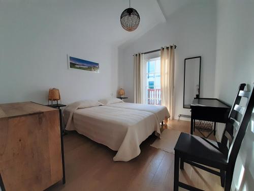 Habitación blanca con cama y piano en Appartement Saint-Jean-de-Luz, 2 pièces, 4 personnes - FR-1-239-595, en San Juan de Luz