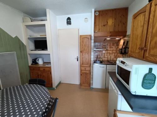 Kuchyň nebo kuchyňský kout v ubytování Appartement cosy 6 pers, proche pistes, balcon, casier à skis, parking gratuit - FR-1-602-25