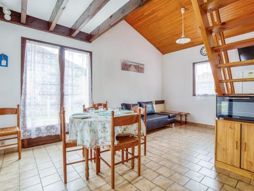 un salon avec une table et un canapé dans l'établissement Maison T3 mezzanine, 6 pers, WiFi, près de l’océan, quartier résidentiel, Biscarrosse - FR-1-521-157, à Biscarrosse