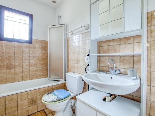 une salle de bain avec toilettes et lavabo dans l'établissement Maison T3 mezzanine, 6 pers, WiFi, près de l’océan, quartier résidentiel, Biscarrosse - FR-1-521-157, à Biscarrosse