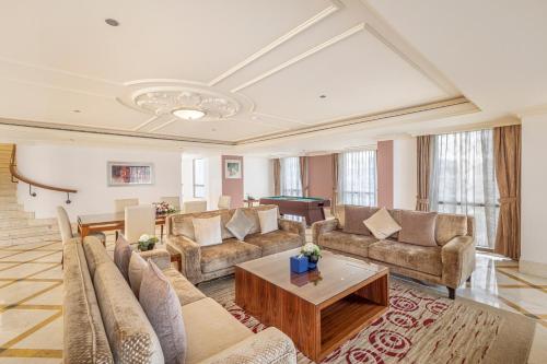  Roda Amwaj Suites Jumeirah Beach Residence -  Room  picture :   Shower    Bath    Safety deposit box                           