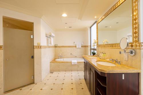  Roda Amwaj Suites Jumeirah Beach Residence -  Room  picture :   Shower    Bath    Safety deposit box                           