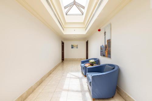  Roda Amwaj Suites Jumeirah Beach Residence -  Room  picture :   Shower    Bath    Safety deposit box                           