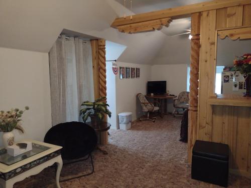 een woonkamer met een bank en een tafel bij Quiet upstairs studio close to town 420 friendly in Trinidad