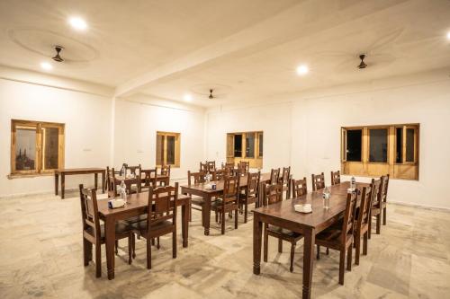 Posezení v ubytování Dynasty Desert Camp and Resort