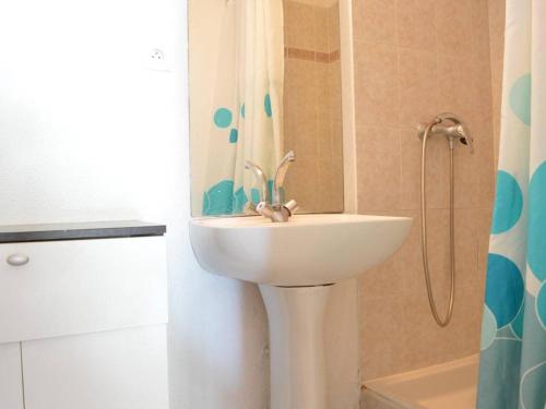 une salle de bain avec un lavabo et une douche dans l'établissement Villa Familiale 8 Pers. à 600m de la Plage avec Piscine et Terrasse Ensoleillée à Cap d'Agde - FR-1-249-103, au Cap d'Agde