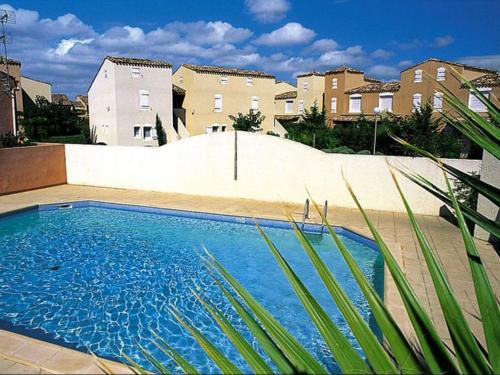 - une piscine en face de certains bâtiments dans l'établissement Villa Familiale 8 Pers. à 600m de la Plage avec Piscine et Terrasse Ensoleillée à Cap d'Agde - FR-1-249-103, au Cap d'Agde
