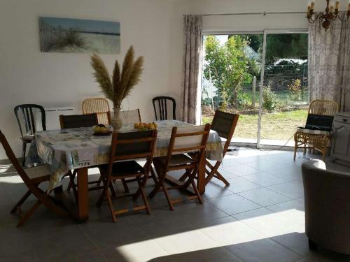 une salle à manger avec une table et des chaises et une fenêtre dans l'établissement Maison contemporaine 3 chambres à 400m de la plage avec WiFi – Saint-Georges-d'Oléron - FR-1-246A-24, à Chaucre