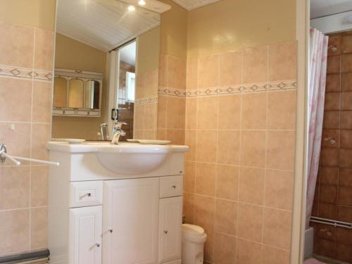 y baño con lavabo y espejo. en Maison La Brée-les-Bains, 3 pièces, 4 personnes - FR-1-246A-74, en La Brée-les-Bains