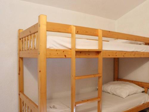 quelques lits superposés dans une chambre dans l'établissement Maison de Vacances à Oléron : Proche Port, Plage, Jardin, Terrasse, Garage - 6 Couchages - FR-1-246A-62, à Saint-Pierre-dʼOléron