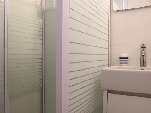 une salle de bain avec douche et lavabo dans l'établissement Maison de Vacances à Oléron : Proche Port, Plage, Jardin, Terrasse, Garage - 6 Couchages - FR-1-246A-62, à Saint-Pierre-dʼOléron