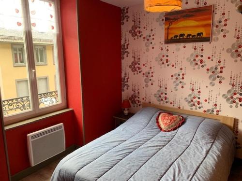 Schlafzimmer mit roten Wänden, einem Bett und einem Fenster in der Unterkunft Appartement Mont-Dore, 3 pièces, 4 personnes - FR-1-415-99 in Le Mont-Dore