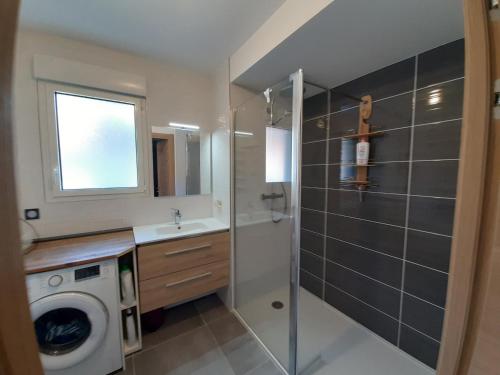 y baño con lavabo y lavadora. en Appartement Soorts-Hossegor, 2 pièces, 4 personnes - FR-1-239-583, en Soorts-Hossegor