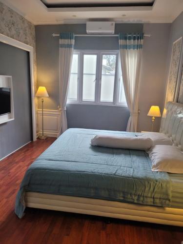- une chambre avec un grand lit et une fenêtre dans l'établissement Gemintang House At Arcadia Residence, à Cireungit