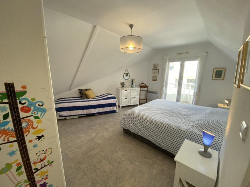 une chambre avec deux lits et une fenêtre dans l'établissement Larmor-Plage : Appartement T3 avec Terrasse et Garage - FR-1-349-155, à Larmor-Plage