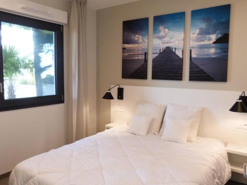 ラ・トランシュ・シュル・メールにあるAppartement 2-6 pers, jardin, plage, piscine, parking, animaux admis - FR-1-194-223の白いベッドと窓のある寝室