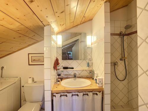 une salle de bain avec un lavabo, des toilettes et une douche dans l'établissement Appartement cosy avec mezzanine, au pied des pistes à Combloux, parking inclus - FR-1-560-25, à Combloux