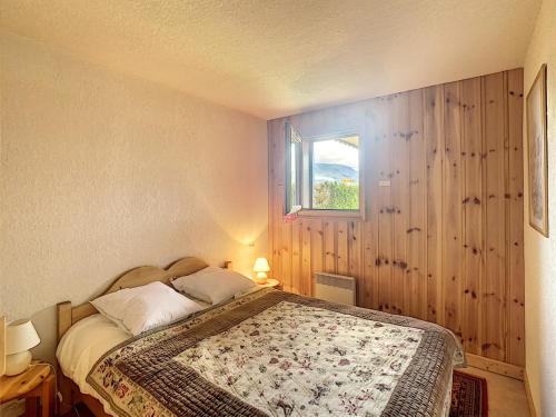 une chambre avec un lit et une fenêtre dans l'établissement Charmant 2 pièces cabine avec jardin, près de Combloux - FR-1-560-33, à Combloux