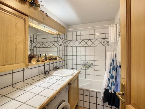 ein Badezimmer mit einem Waschbecken und einer Waschmaschine in der Unterkunft Appartement Combloux, 3 pièces, 5 personnes - FR-1-560-33 in Combloux