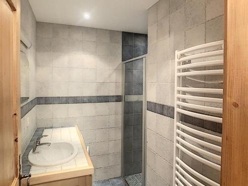 uma casa de banho com um lavatório e um chuveiro em Studio Combloux, 1 pièce, 4 personnes - FR-1-560-56 em Combloux
