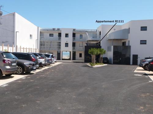 Appartement avec balcon, 1 chambre, piscine, jacuzzi, parking privé, accès direct plage et commerces - FR-1-194-221