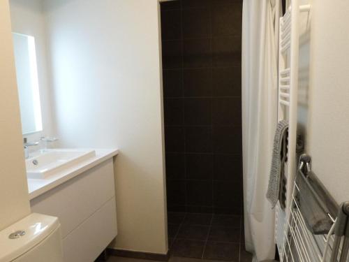 ein weißes Bad mit einem Waschbecken und einer Dusche in der Unterkunft Appartement La Tranche-sur-Mer, 2 pièces, 4 personnes - FR-1-194-221 in La Tranche-sur-Mer
