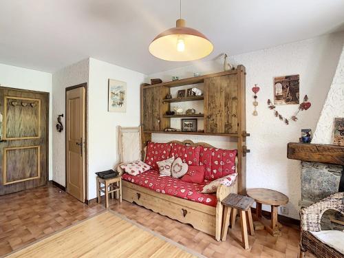 - un salon avec un canapé rouge dans l'établissement Studio de 25m² au pied des pistes avec kitchenette, terrasse et casier à skis - FR-1-560-57, à Combloux