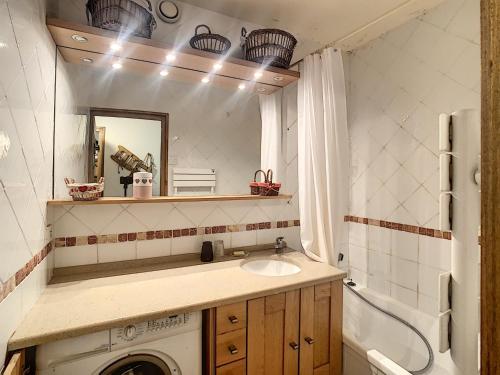 une salle de bain avec un lavabo et une machine à laver dans l'établissement 