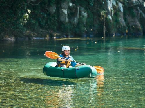 a person in a raft on a river at Lodge Kiyokawa in Bungoono
