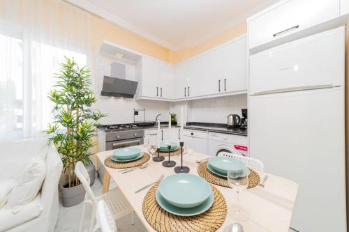 A kitchen or kitchenette at Modern Flat with Shared Pool and Balcony in Alanya