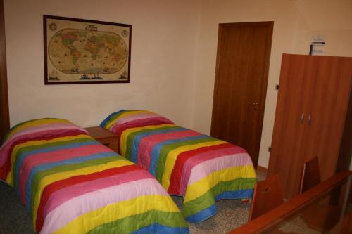 En eller flere senge i et værelse på JLL Room