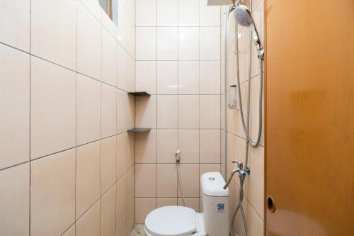 Koupelna v ubytování RedDoorz near RS Sari Asih Cipondoh