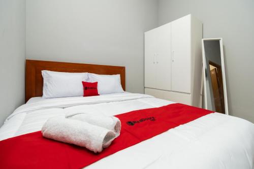Postel nebo postele na pokoji v ubytování RedDoorz near RS Sari Asih Cipondoh