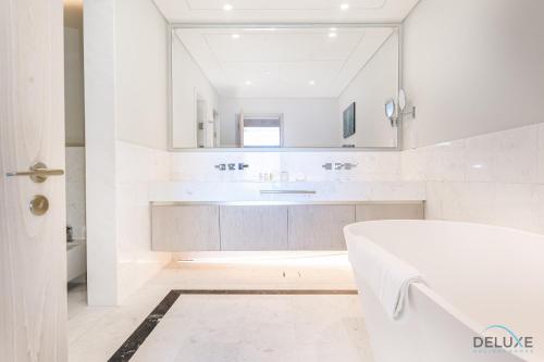 Koupelna v ubytování Spectacular 1BR at The Palm Tower Palm Jumeirah by Deluxe Holiday Homes