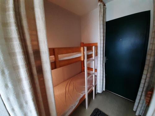 Cette chambre comprend 2 lits superposés et un tableau noir. dans l'établissement Studio avec terrasse et parking à deux pas des plages - FR-1-239-563, à Capbreton